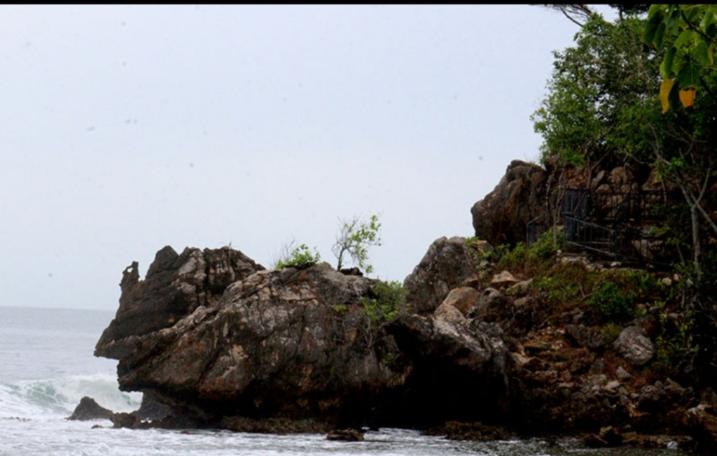 Pantai batu muetupang (pantai putri termenung) tempat wisata yang berada di paya peelumat.