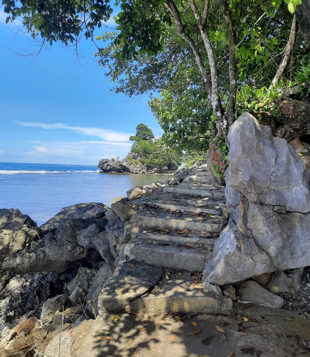 jalan menuju pantai batu putri termenung. yang tidak memungkinkan para wisatawan untuk berkunjung.